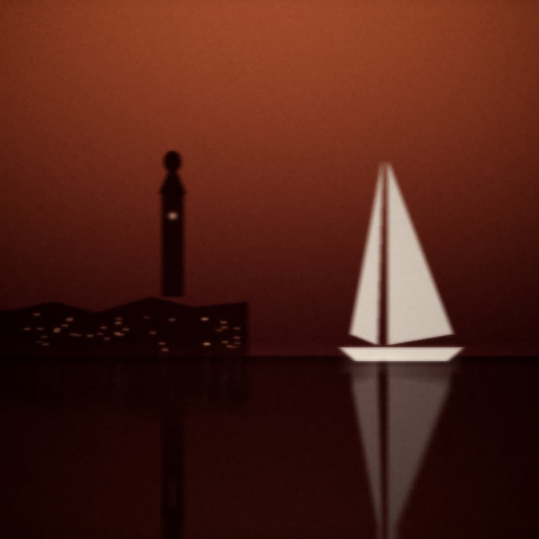 Phare et voile blanche au coucher du soleil